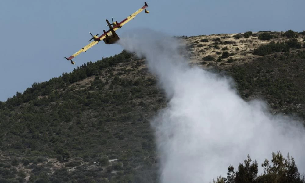 Πυρκαγιά ξέσπασε στον Κόρφο Κορινθίας - Μάχη για να μην επεκταθεί